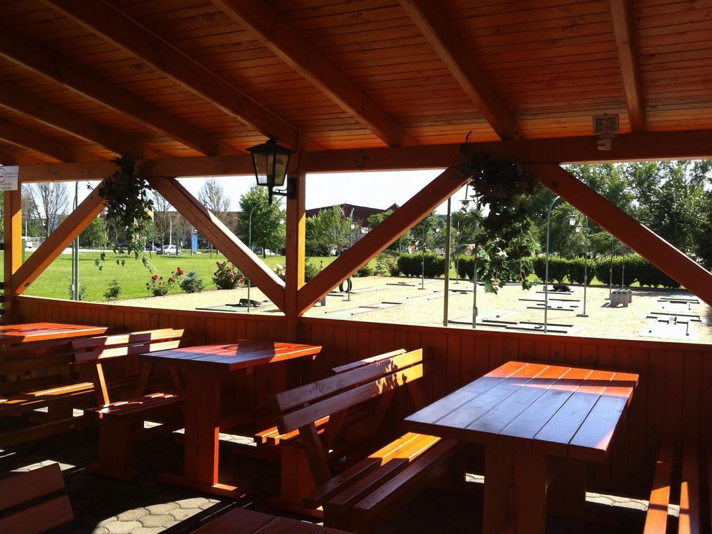 Golf Étterem és Panzió Kaposvár Exterior foto